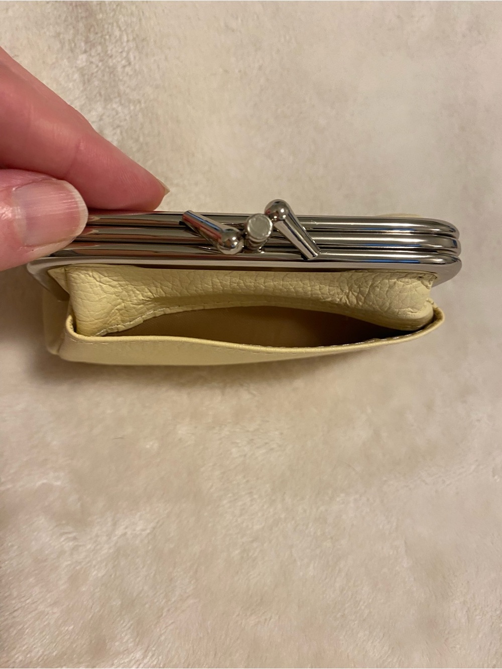 đ¸ Buxton Pale Yellow Leather Kiss-Lock Coin Purse - Picture 8 of 11